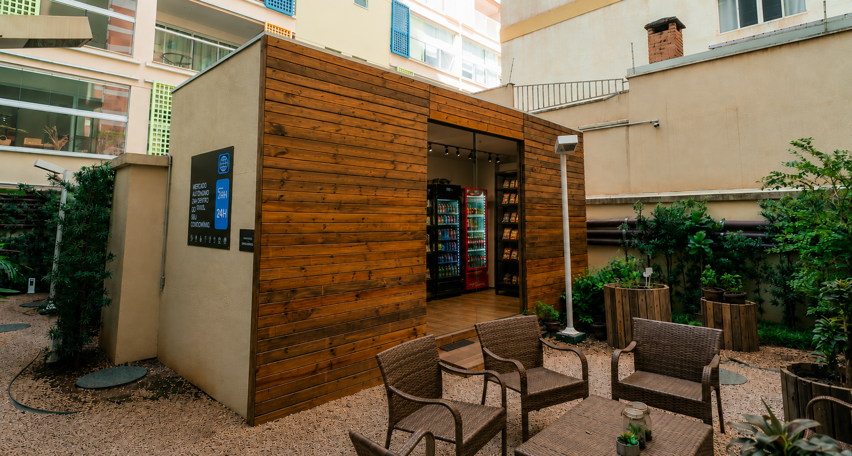 Fachada em madeira do mercado autônomo Omnimart em área de convivência do condomínio