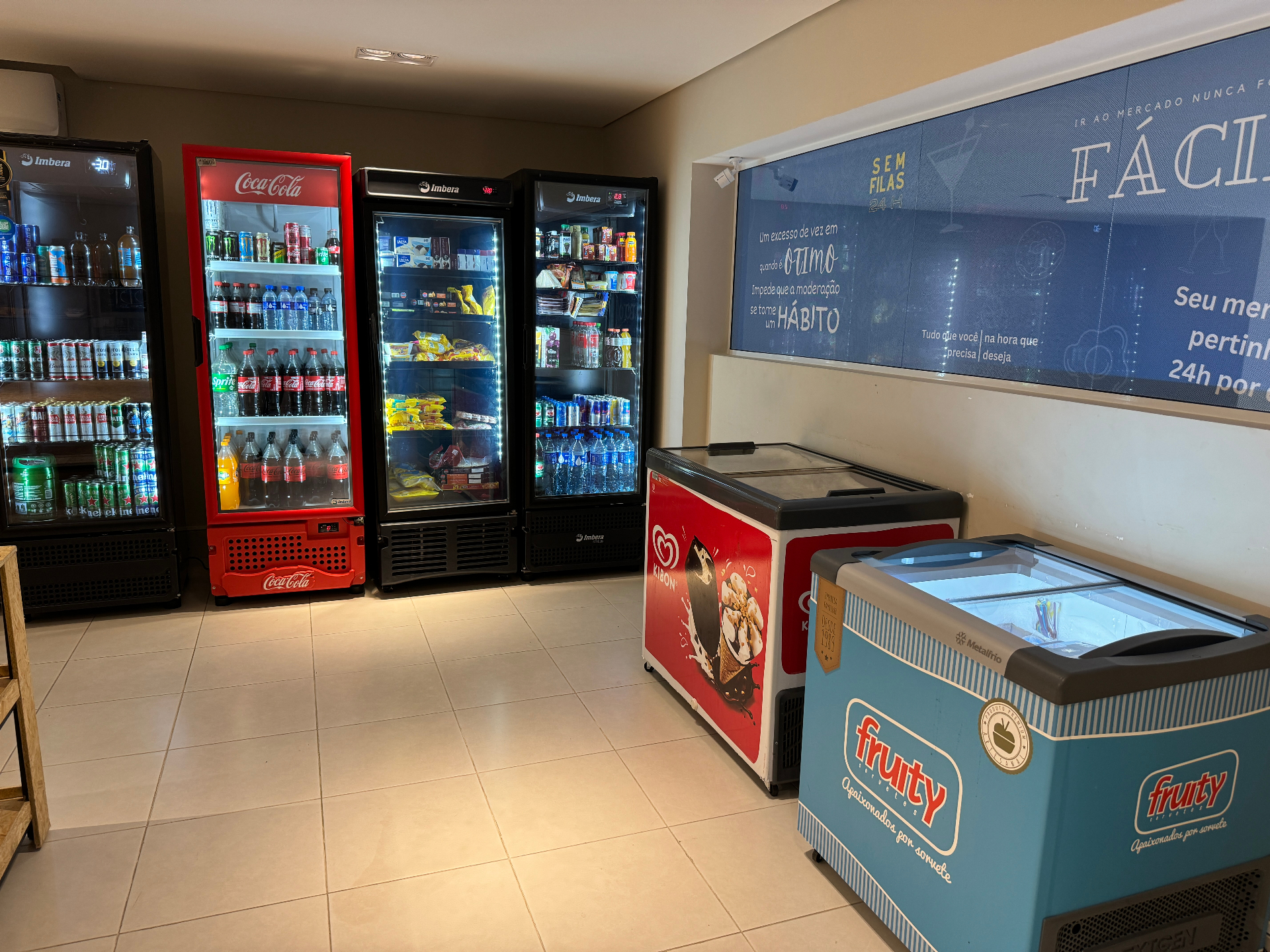 Geladeiras e freezers com bebidas e sorvetes na loja Omnimart