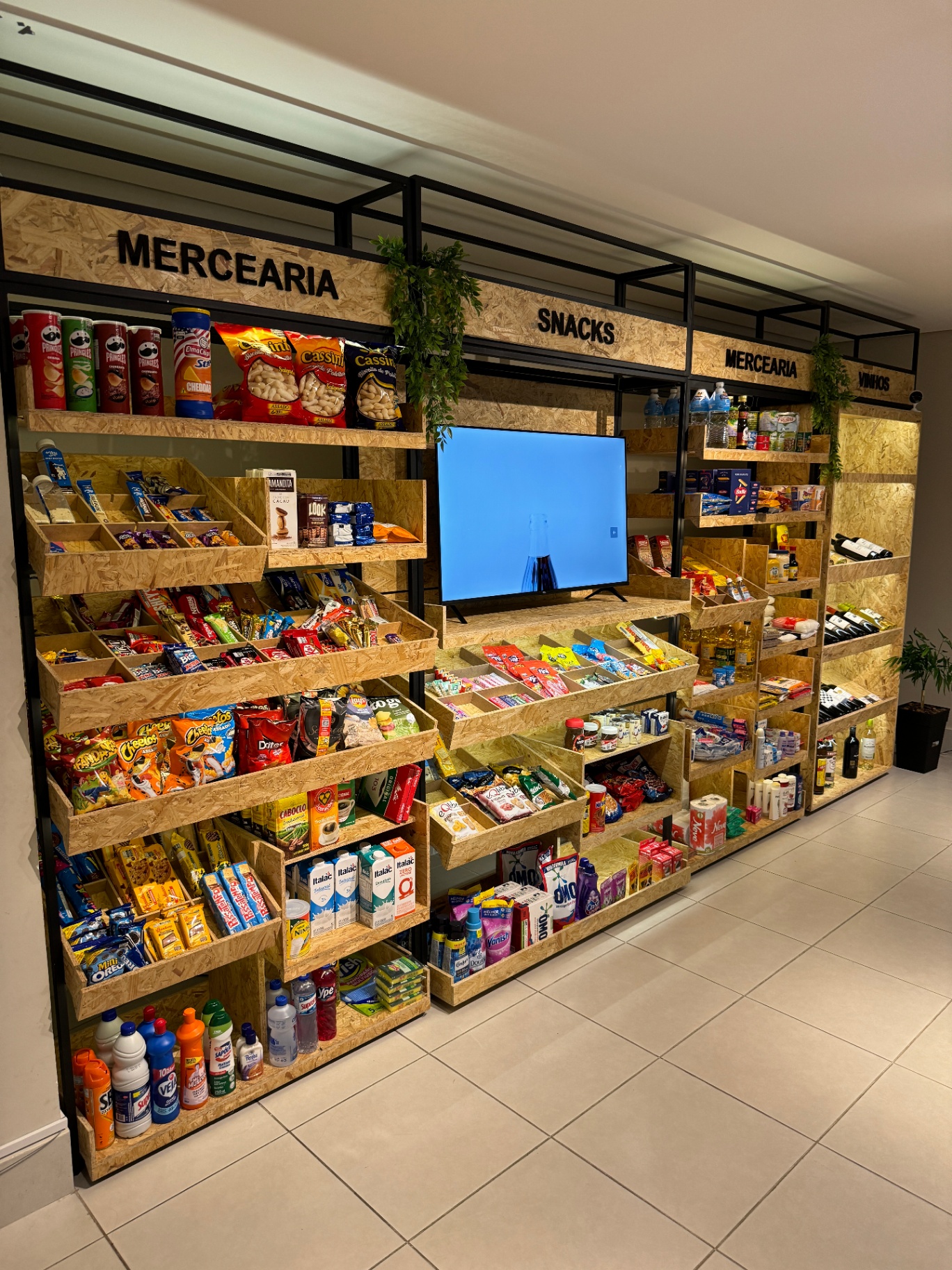 Prateleiras do mercado autônomo Omnimart com mercearia, snacks e vinhos